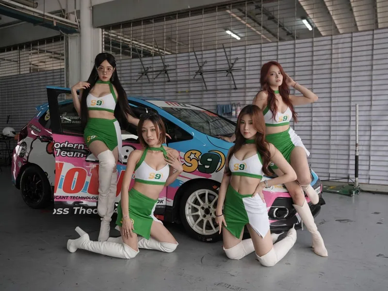 Race car & grid team